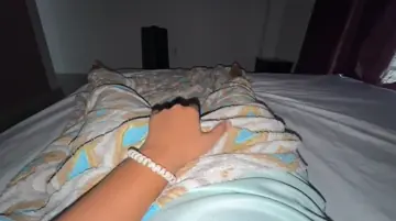 Gostosa tocando siririca antes de ir para a faculdade