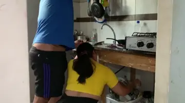 Comendo a cunhada enquanto ela cozinha