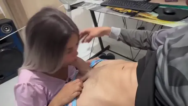 Fazendo a malandra mamar e se engasgar no pau duro