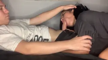 Fazendo a novinha mamar na festa do pijama