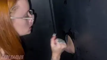 Botando a amiga ruivinha para mamar na cabine