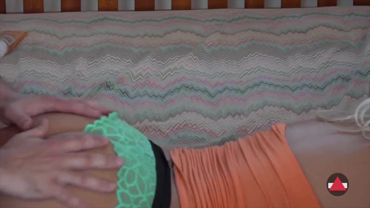 Massageando o rabo da novinha antes de meter