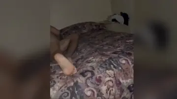 Mulher levando rolada de todos os buracos