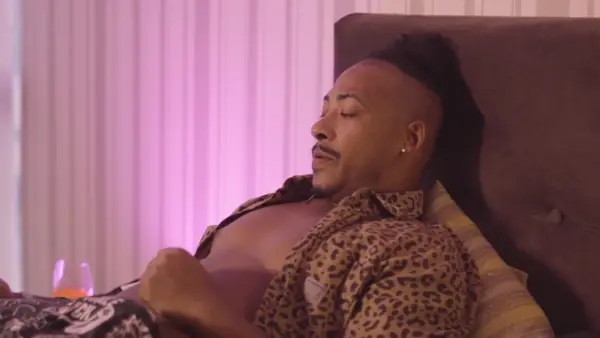 Gostoso abrindo o cu da mulher e metendo dentro