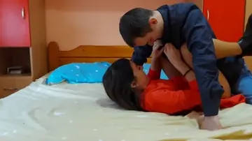 Colocando a virgem para gemer bem alto